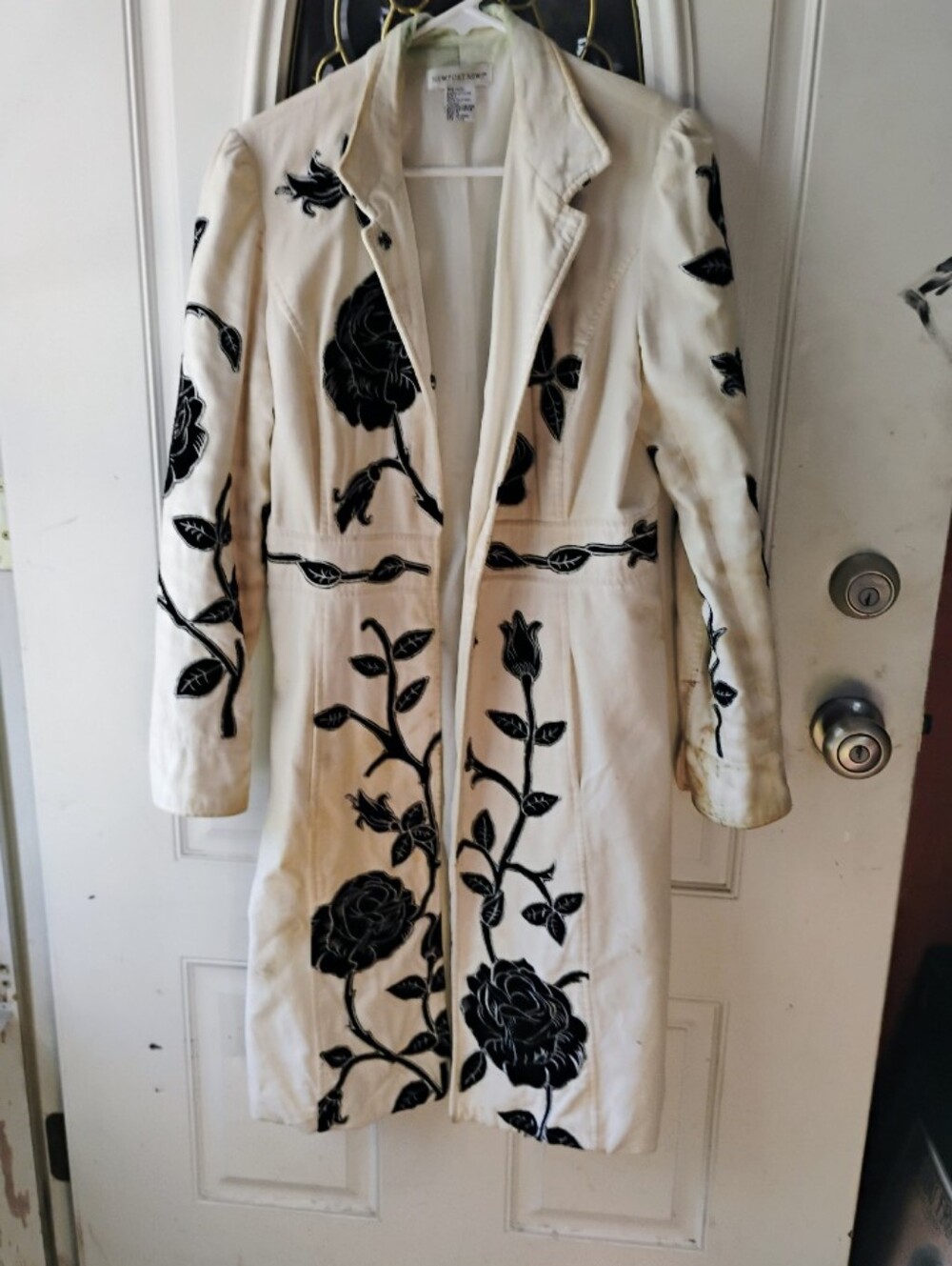 Unique Newport News White Velvet Coat With Black Designs 8